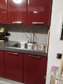 Cucina con elettredomestici elegante