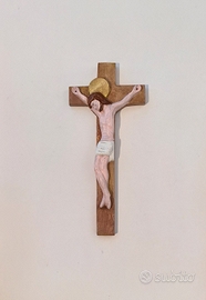 crocifisso in legno, scolpito e dipinto