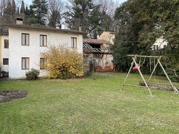 Rustico / Casale di 440 m² con più di 5 locali a M