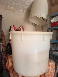 Coppia mastelli / tini in plastica per uva e vini