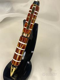 Penna fatta a mano con resina HQ e anelli bianchi