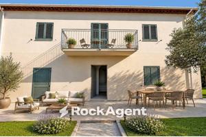Villa di 275 m² con più di 5 locali e box auto dop