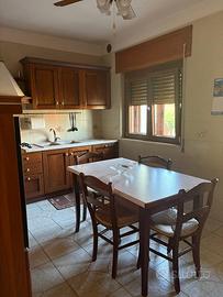 Cucina completa di elettrodomestici e Tavolo legno