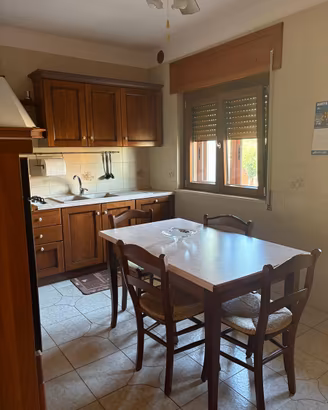 Cucina completa di elettrodomestici e Tavolo legno
