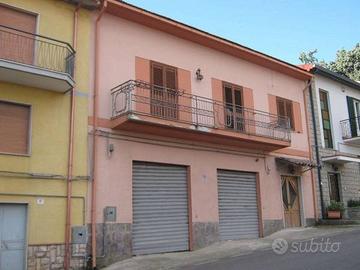 Casa indipendente di 200 m² con 4 locali e box aut