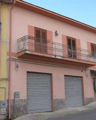 Casa indipendente di 200 m² con 4 locali e box aut