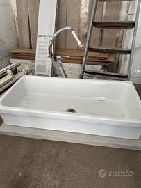 Lavabo in ceramica con rubinetto base e piedi