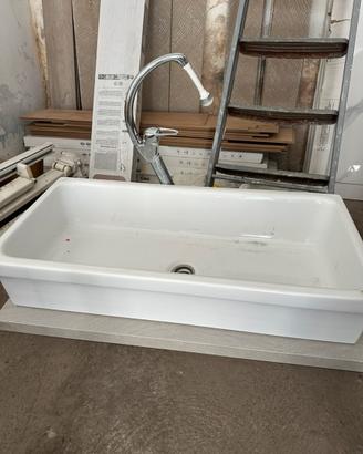 Lavabo in ceramica con rubinetto base e piedi