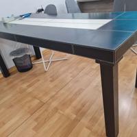 Tavolo elegante in cuoio