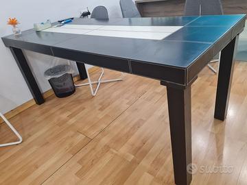 Tavolo elegante in cuoio