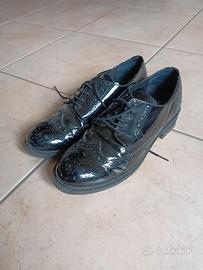 Scarpe Stringate Brogues Nere in Vernice Num37