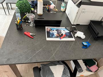 TAVOLO CON GAMBE IN LEGNO