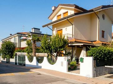Villa di 199 m² con più di 5 locali e box auto dop