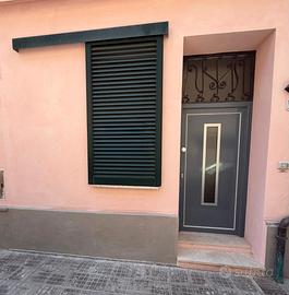 Bilocale in centro sul mare con giardino