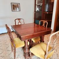 Tavolo antico con sedie moderne