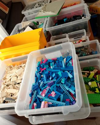 Lotto LEGO  14 kg - 71 minifigures