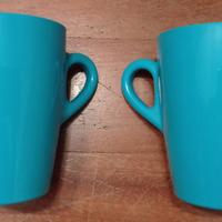 Due tazze color petrolio in plastica