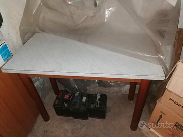 tavolo con ripiano lavabile