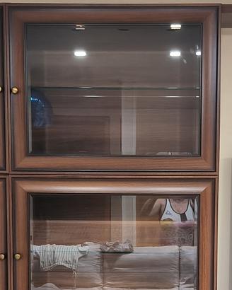 Vetrina in legno color noce – 2 ante in vetro