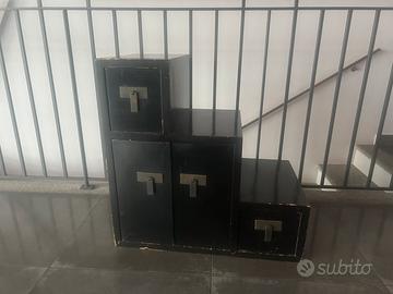 Mobile a gradini in legno verniciato nero