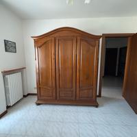 Armadio a tre ante in legno massello