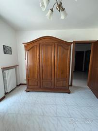 Armadio a tre ante in legno massello