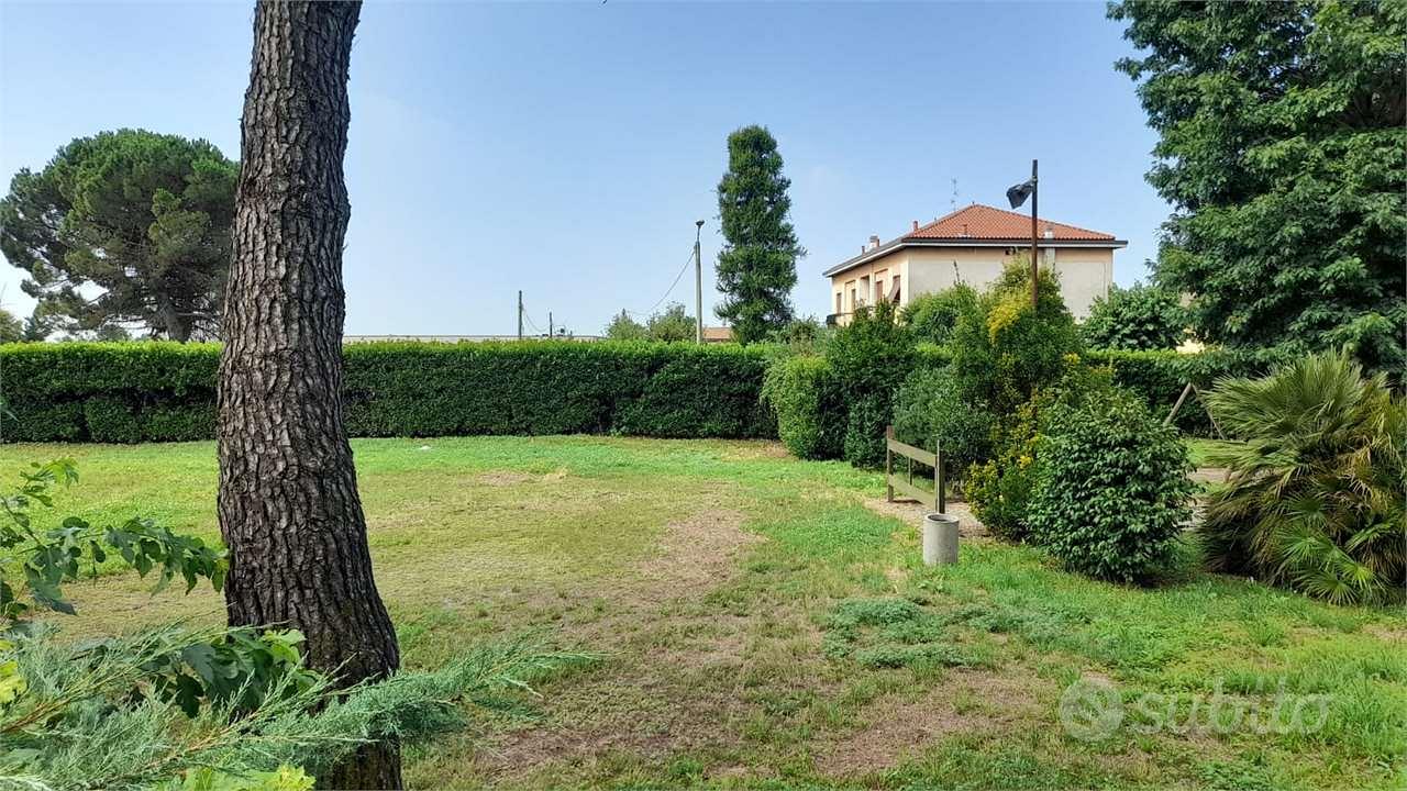 CARUGO vendiamo TERRENO RESIDENZIALE Mq 1400 - View 3