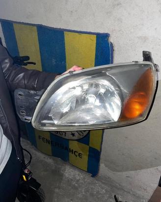 Fari anteriori Ford fiesta 2001