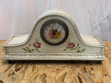 Orologio da tavolo con decori floreali
