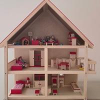 Casa delle bambole in legno
