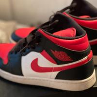 Air Jordan 1 mid nere rosse e bianche
