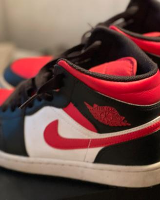 Air Jordan 1 mid nere rosse e bianche