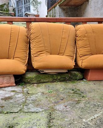Divano struttura in legno massello con cuscini