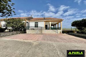 Villa di 23200 m² con più di 5 locali e box auto d