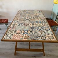 Tavolo da esterno con mattonelle