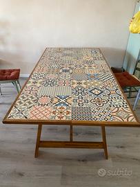 Tavolo da esterno con mattonelle