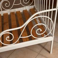 Lettino bianco in ferro con accessori