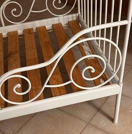 Lettino bianco in ferro con accessori