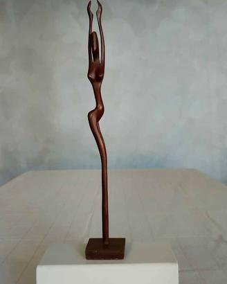 Scultura in legno stilizzata