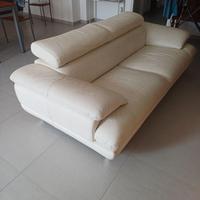 Divano in ecopelle color avorio