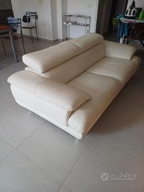 Divano in ecopelle color avorio
