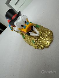 Zio paperone che si tuffa nelle monete d’oro