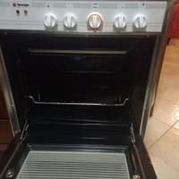 Stufa da cucina con 4 fuochi e piastra