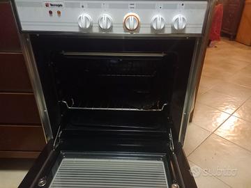 Stufa da cucina con 4 fuochi e piastra