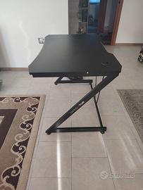 Scrivania Gaming Trust nera – Struttura a Z