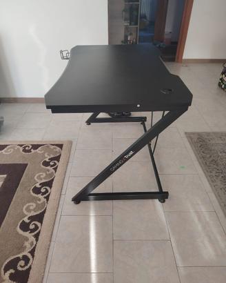 Scrivania Gaming Trust nera – Struttura a Z