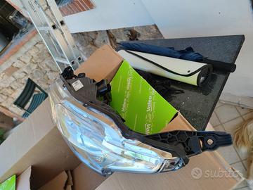 faro Peugeot 208 .