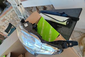 faro Peugeot 208 .