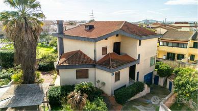 Villa con grande cortile