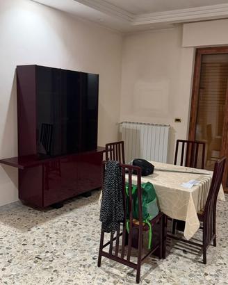 Vetrina e tavolo con sedie soggiorno